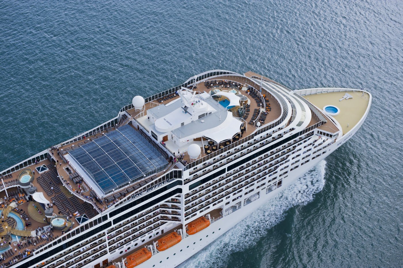 Deck e Piscinas em Dia Ensolarado de Cruzeiro