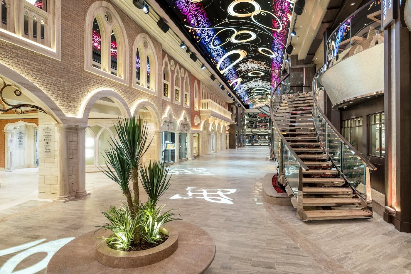 Atrium Iluminado e Escadarias de Cristal